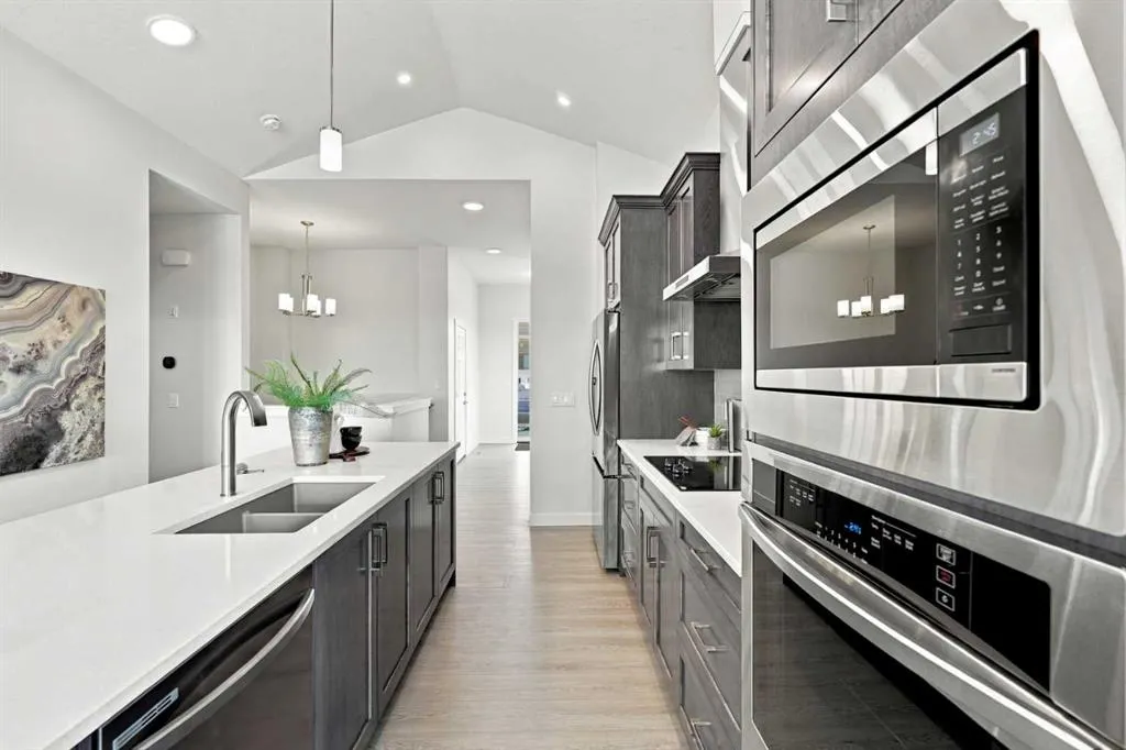 196 Buffaloberry Manor SE