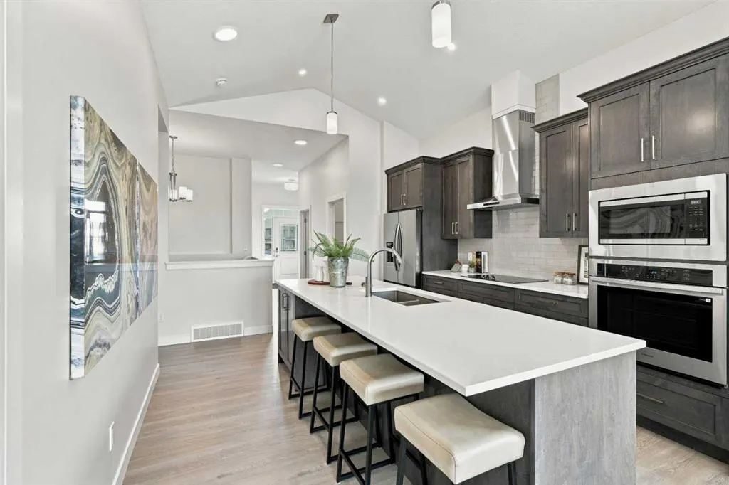 196 Buffaloberry Manor SE