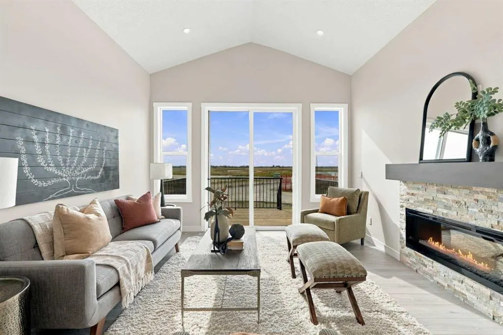 196 Buffaloberry Manor SE
