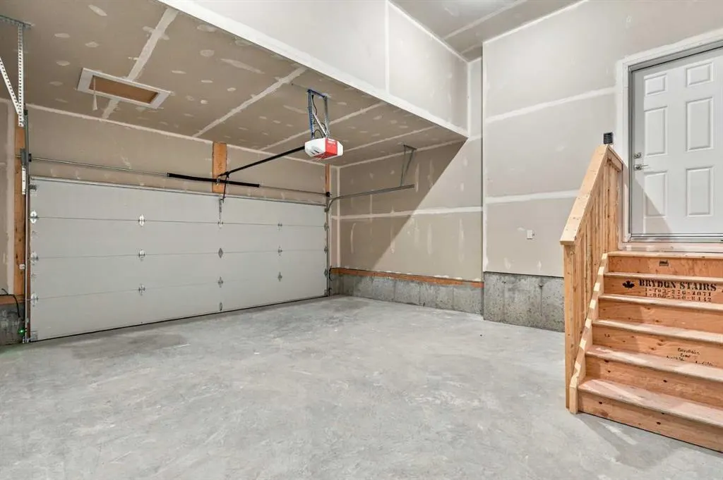 196 Buffaloberry Manor SE