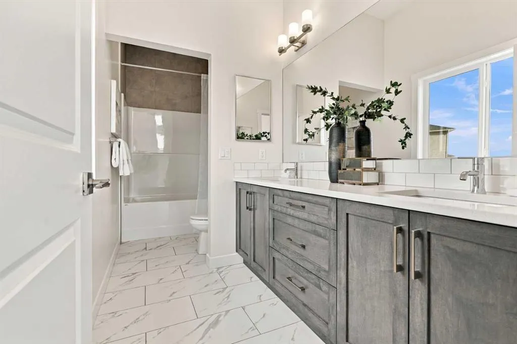 196 Buffaloberry Manor SE