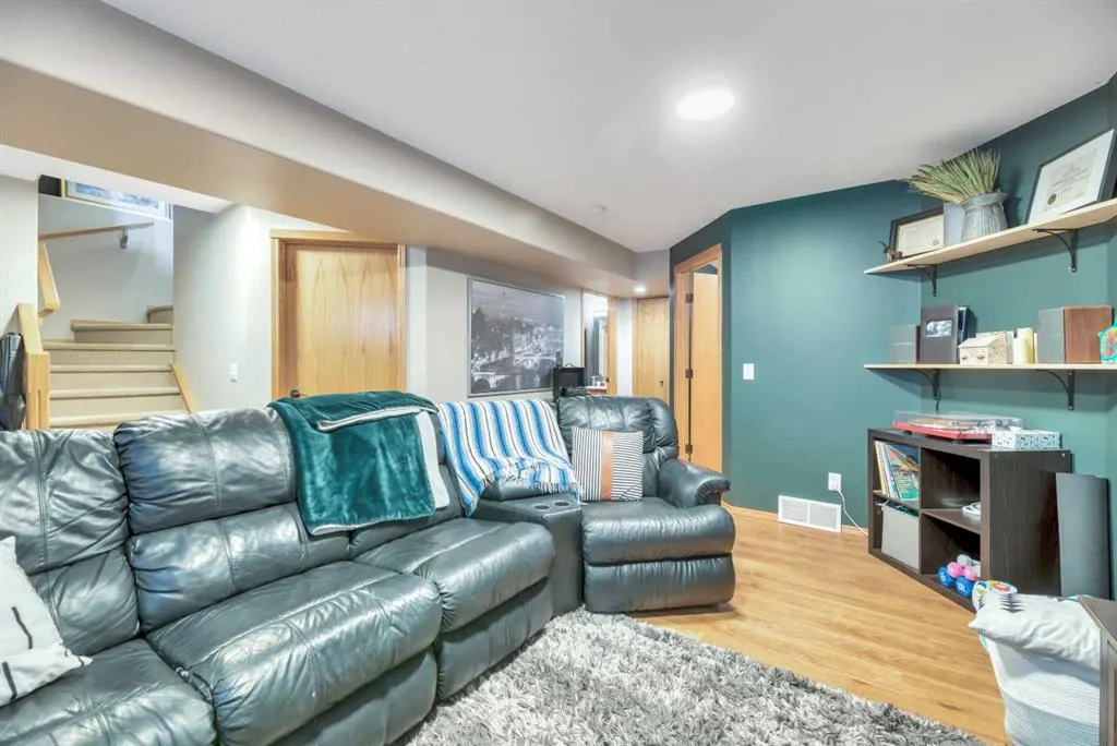 148 Aspen Creek Crescent