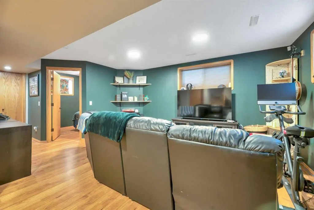 148 Aspen Creek Crescent