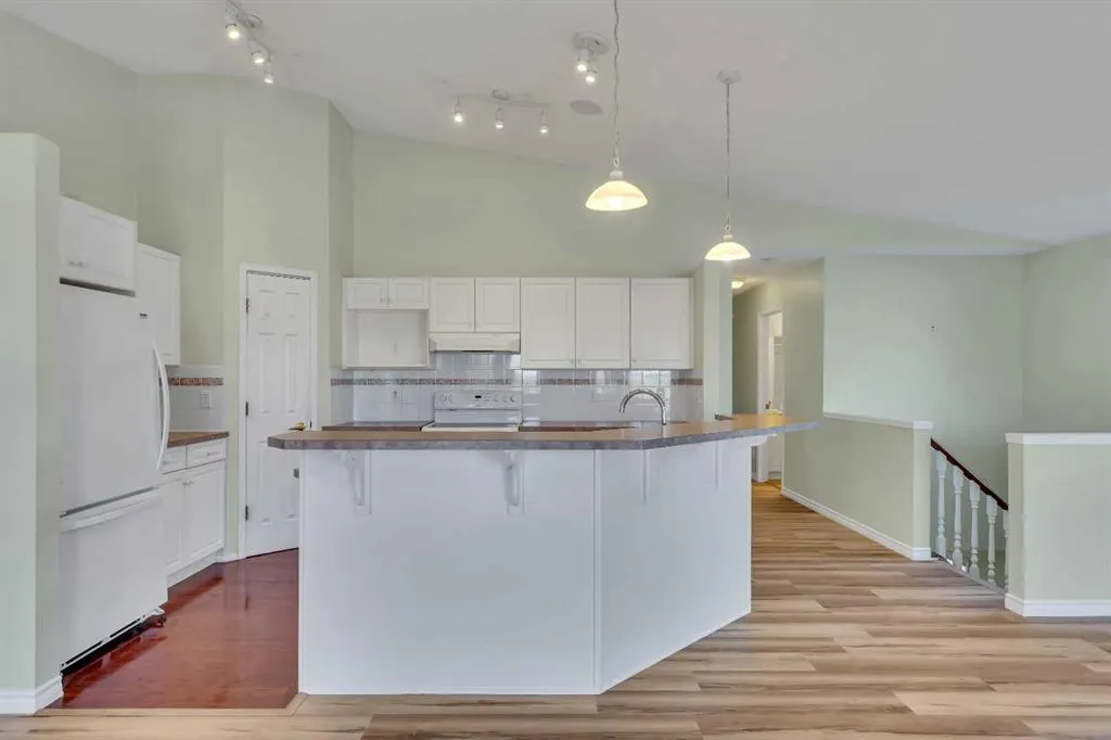 140 Valley Ridge Heights NW