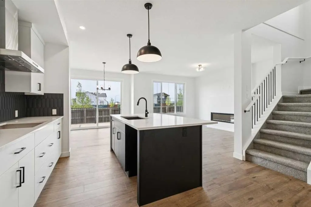 532 Buffaloberry Manor SE