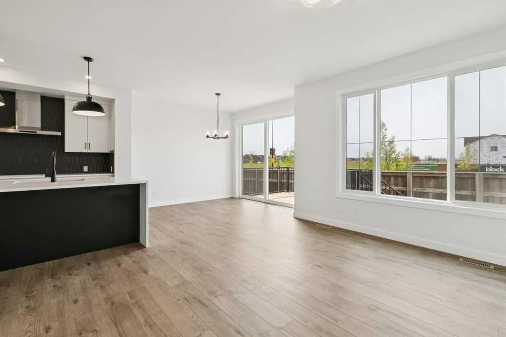 532 Buffaloberry Manor SE
