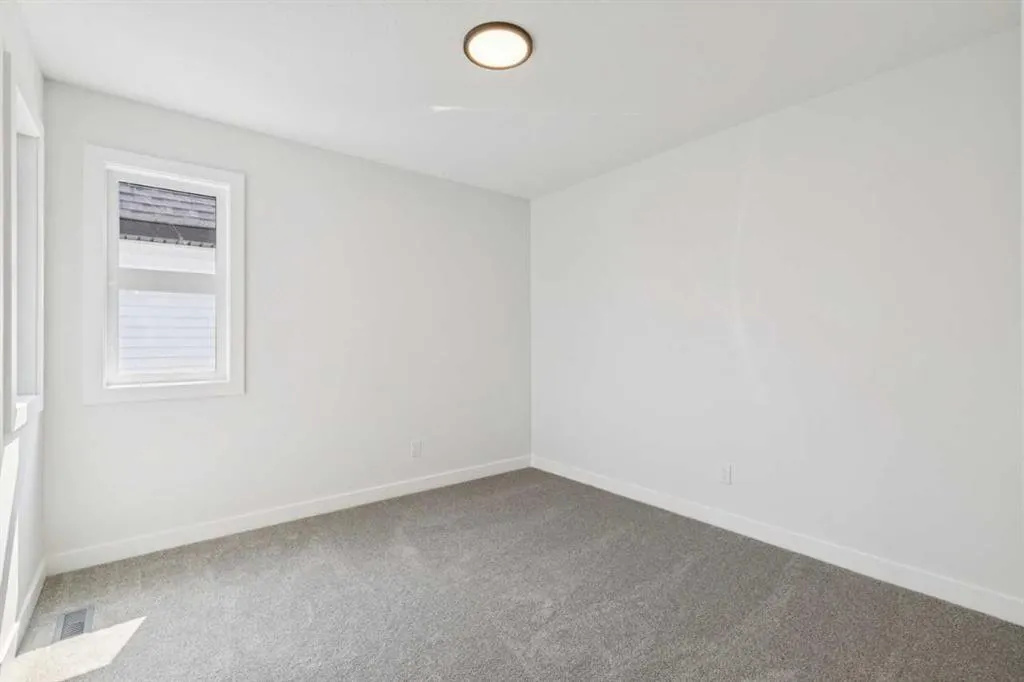 532 Buffaloberry Manor SE