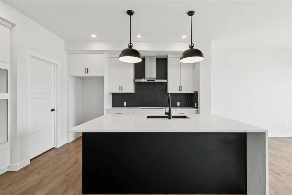 532 Buffaloberry Manor SE