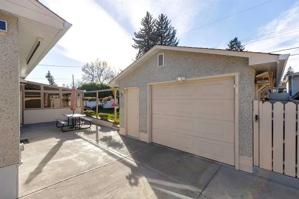 275 Northmount Drive NW