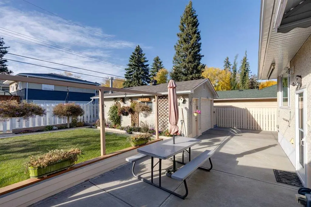 275 Northmount Drive NW