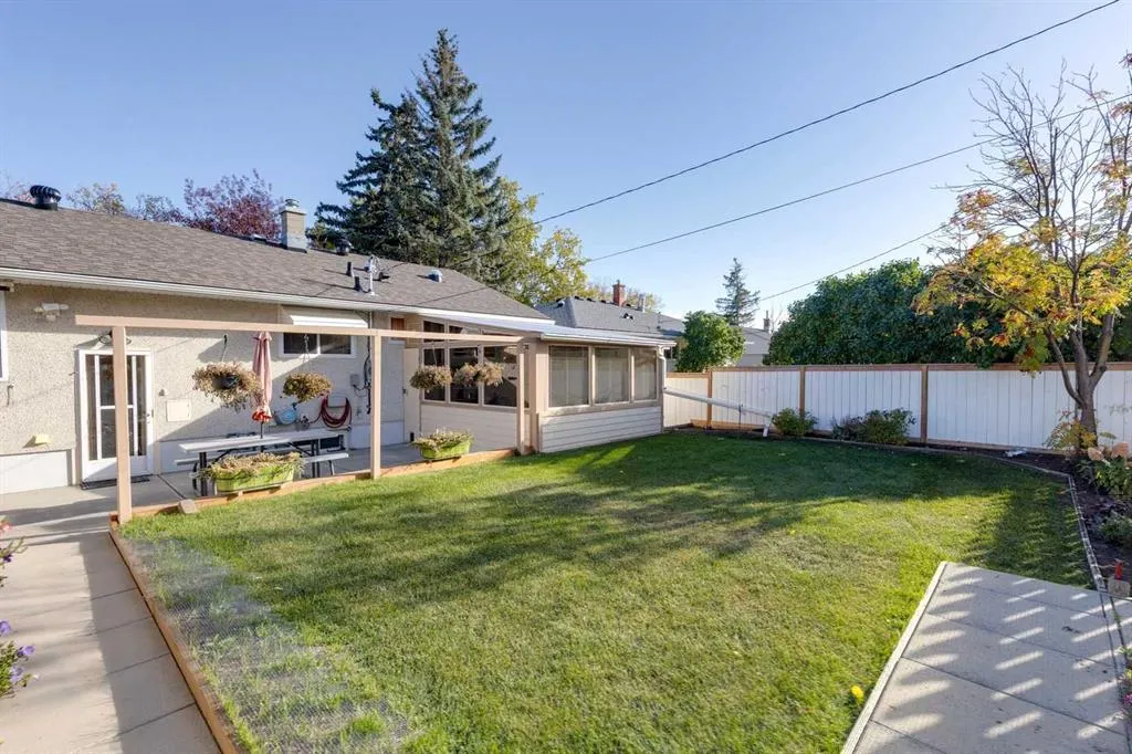 275 Northmount Drive NW