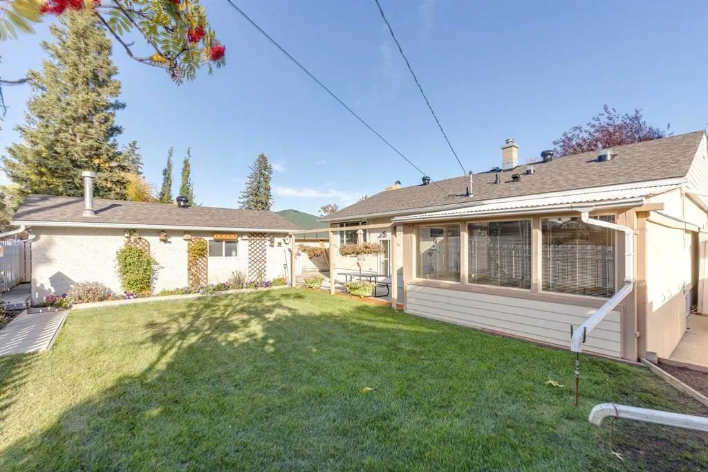 275 Northmount Drive NW