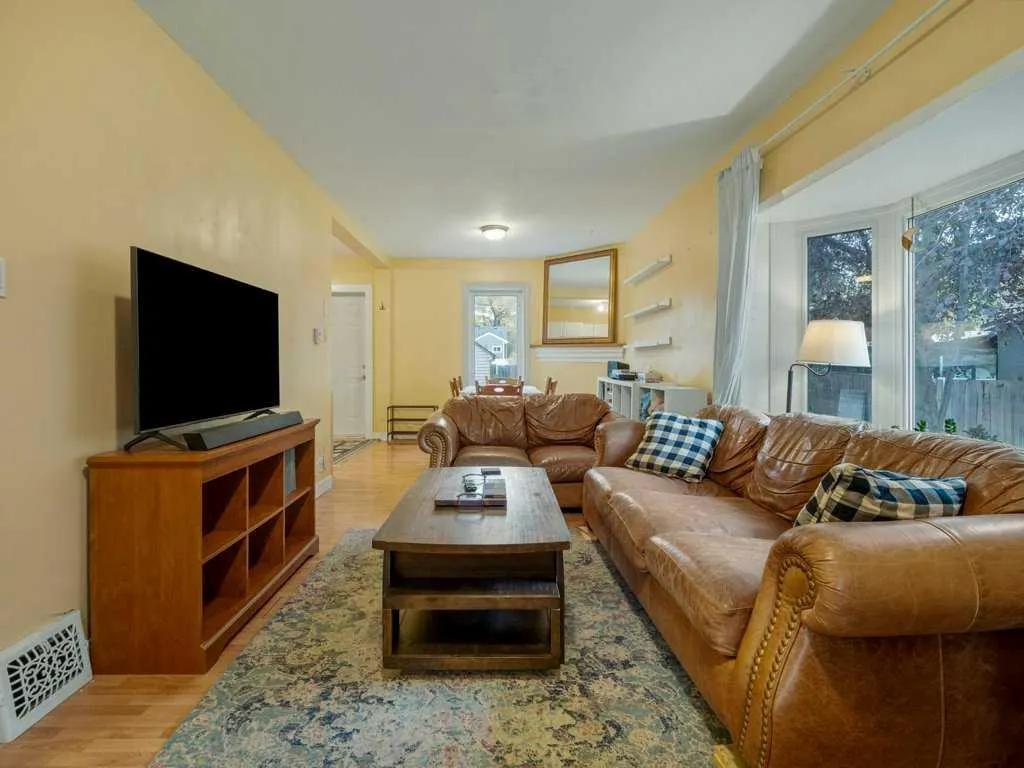 959 8 Street S