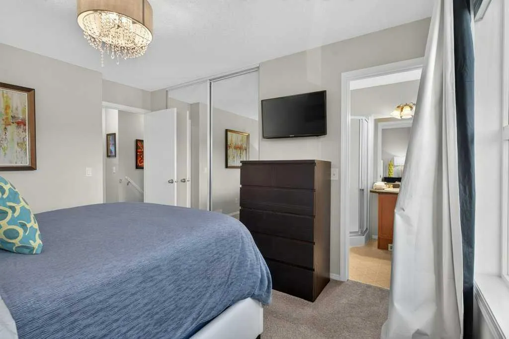 223 Elgin Point SE