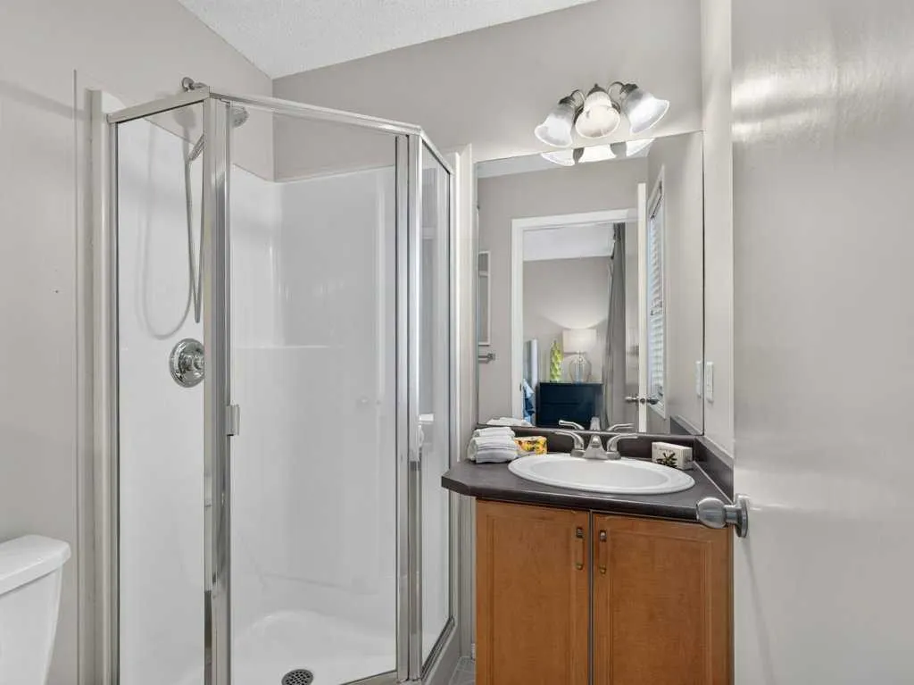223 Elgin Point SE