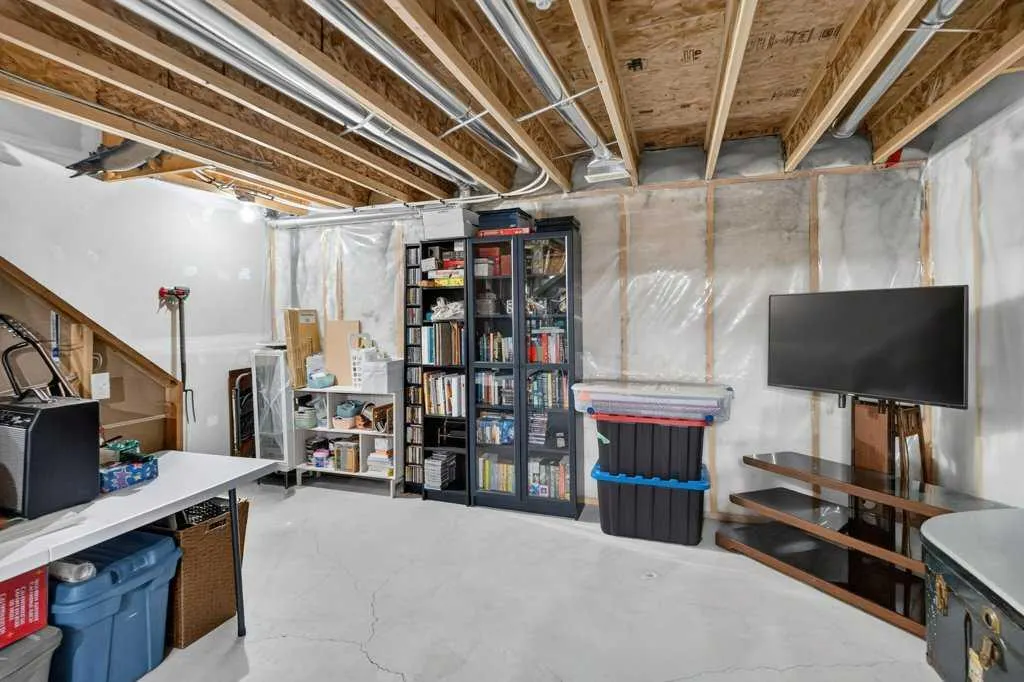 223 Elgin Point SE