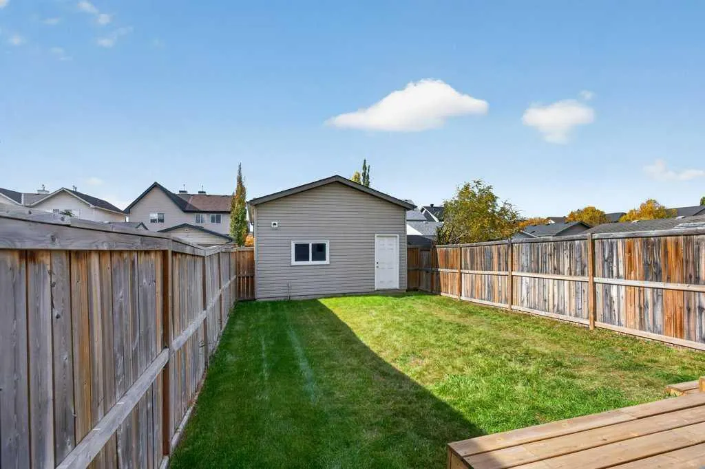 223 Elgin Point SE