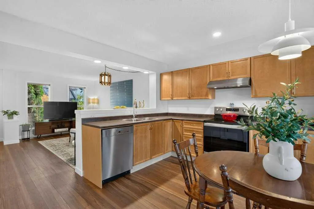 223 Elgin Point SE