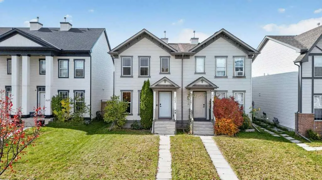 223 Elgin Point SE