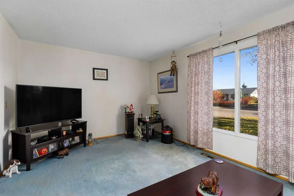 309 44 Street SE