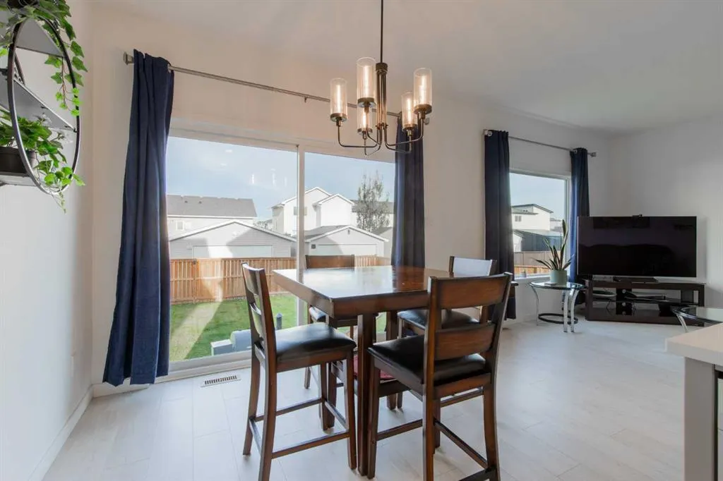 22 Goldenrod Place W