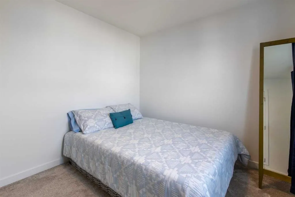 22 Goldenrod Place W