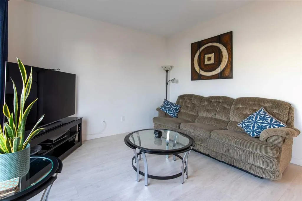 22 Goldenrod Place W