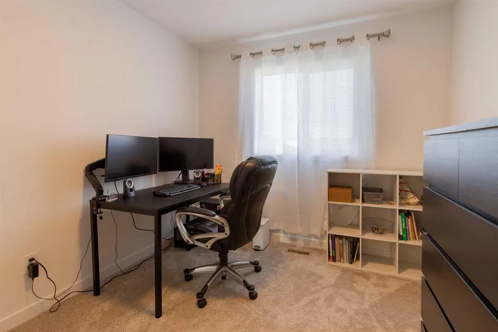 22 Goldenrod Place W