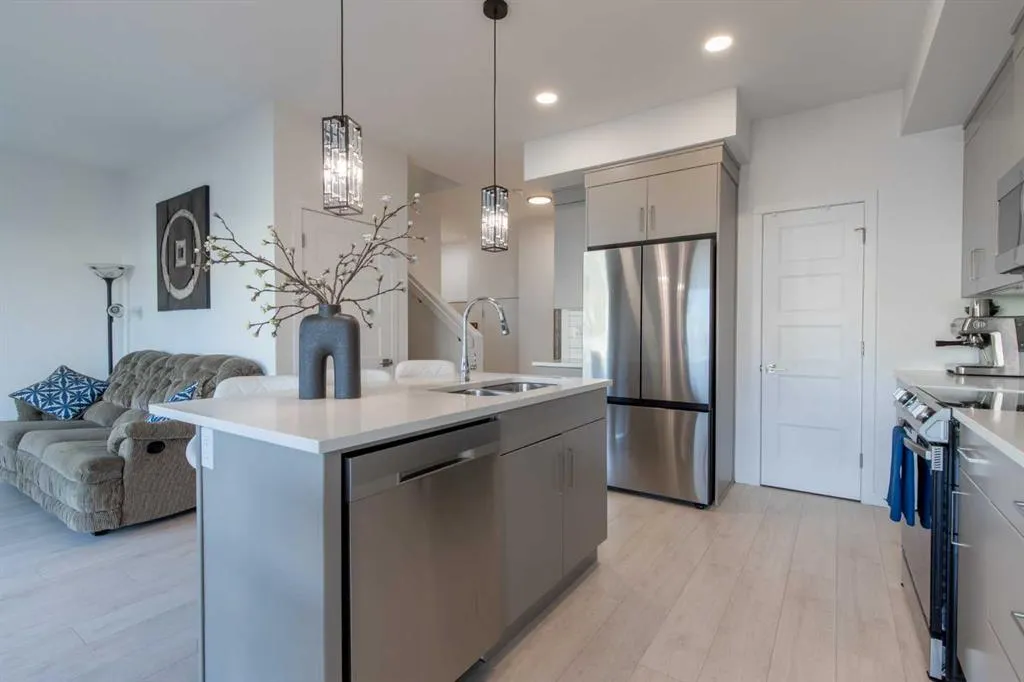 22 Goldenrod Place W