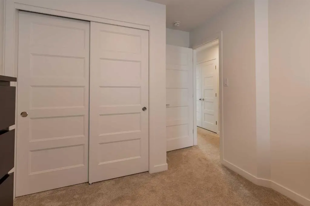 22 Goldenrod Place W