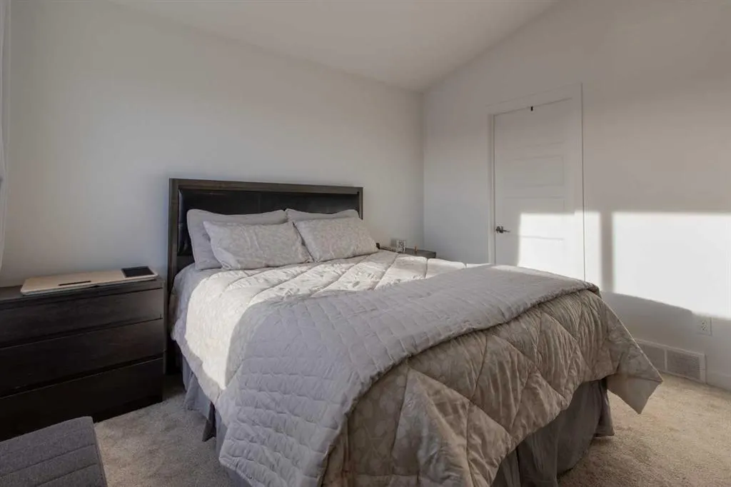 22 Goldenrod Place W