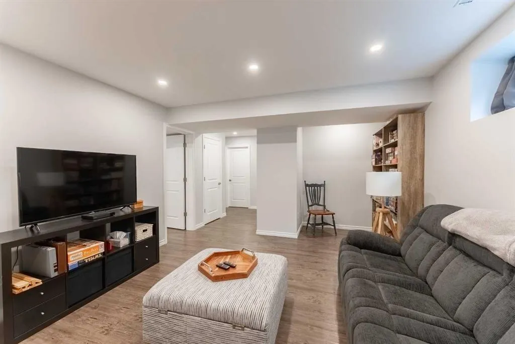 306 Twinriver Road W