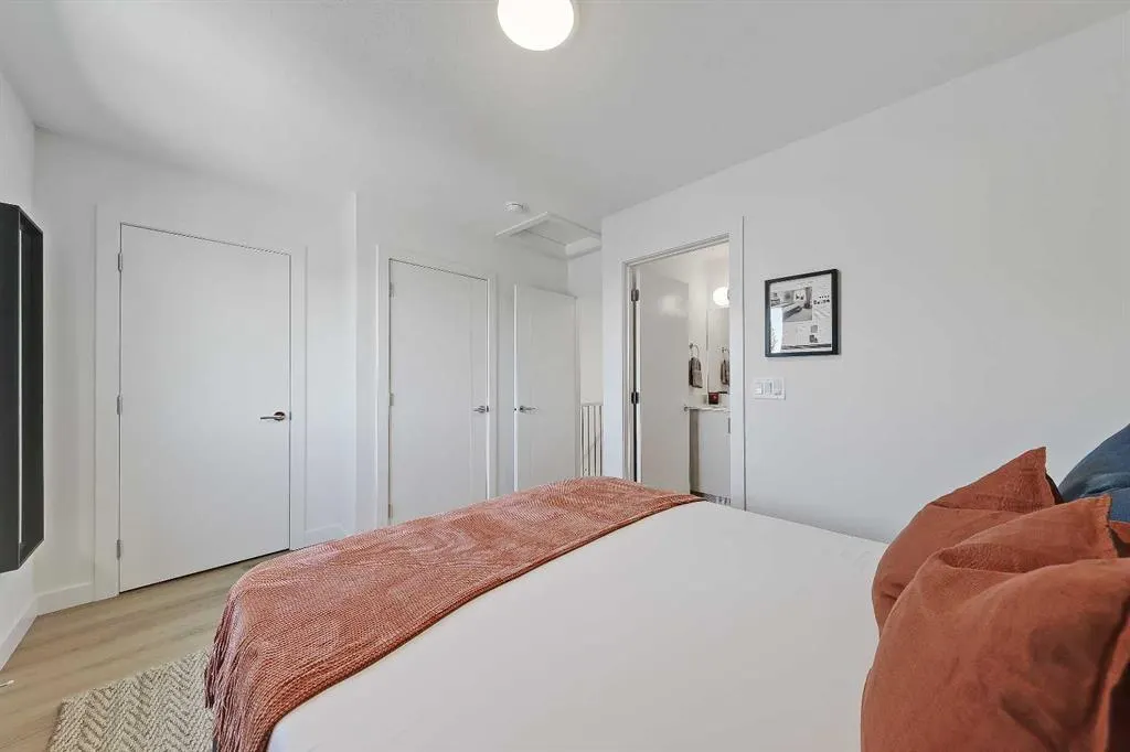 828 8 Avenue NE #8