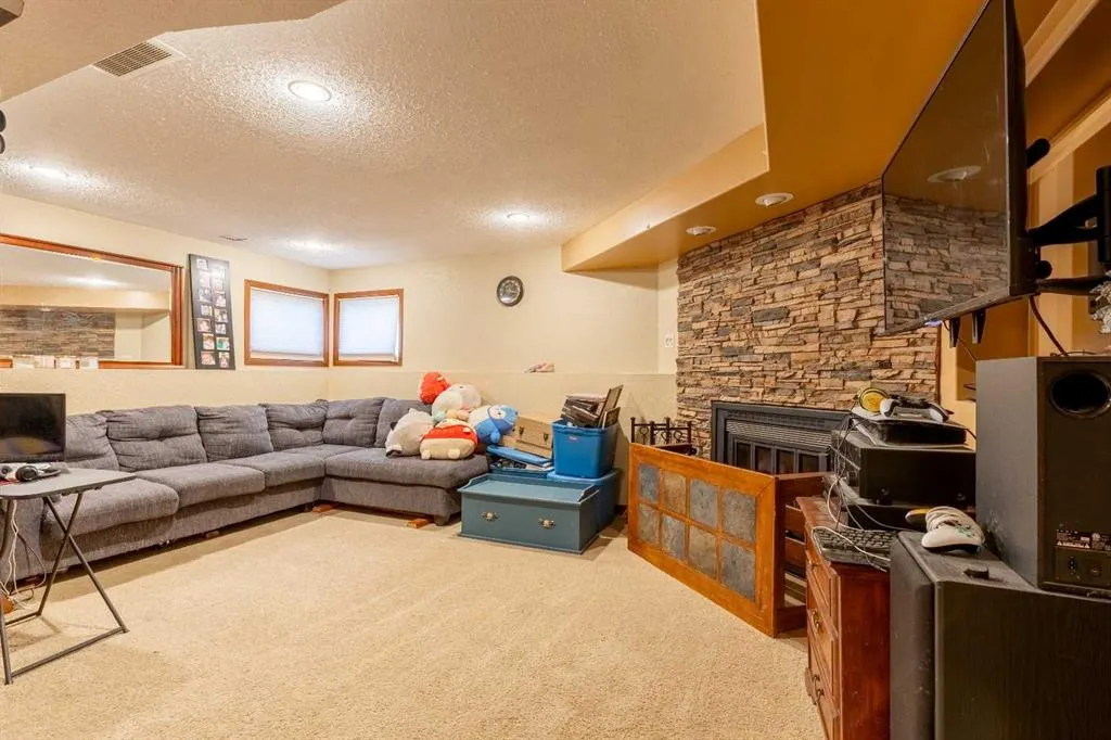 184 Lakhota Crescent W