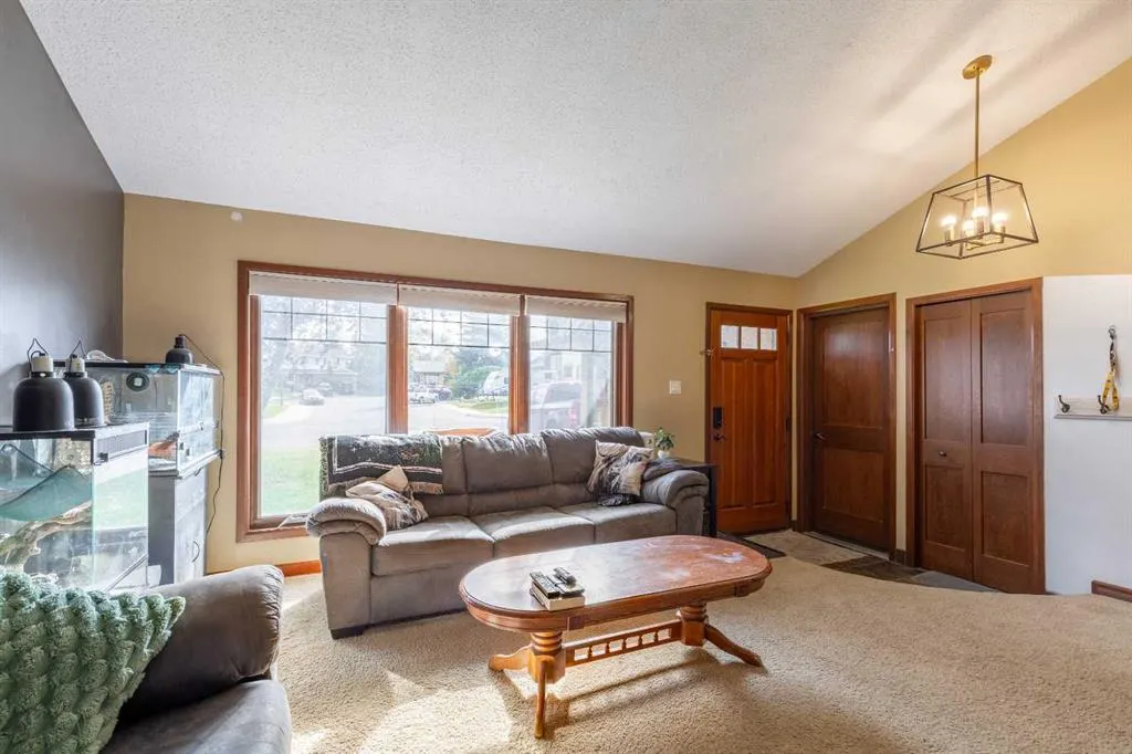 184 Lakhota Crescent W