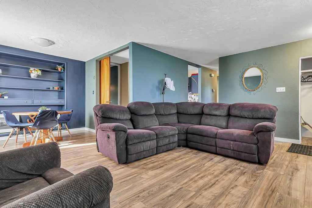 5912 West Park Crescent
