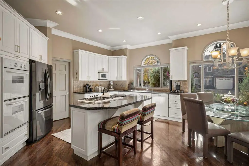 39 Baycrest Court SW