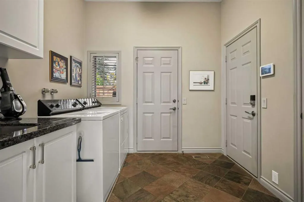 39 Baycrest Court SW