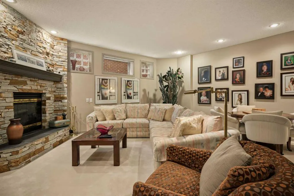 39 Baycrest Court SW
