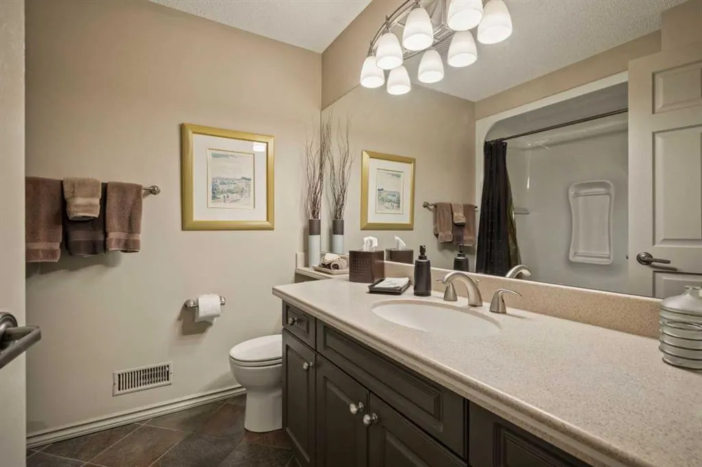 39 Baycrest Court SW