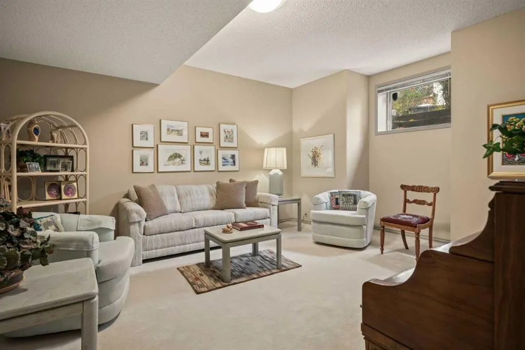 39 Baycrest Court SW