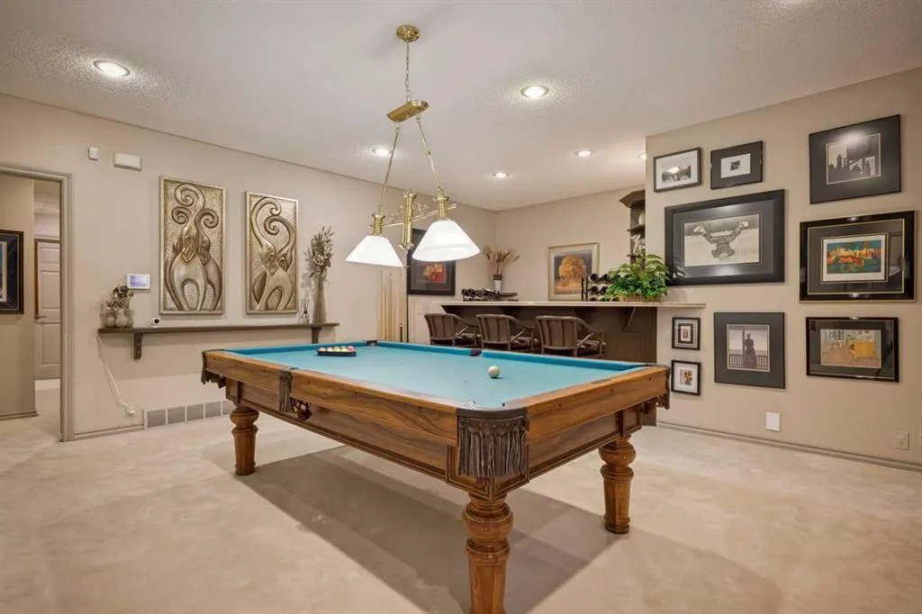 39 Baycrest Court SW