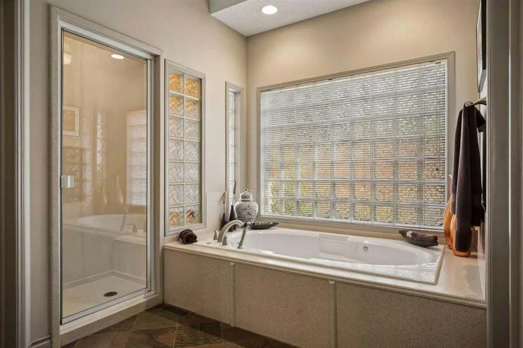 39 Baycrest Court SW