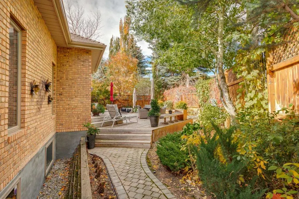 39 Baycrest Court SW