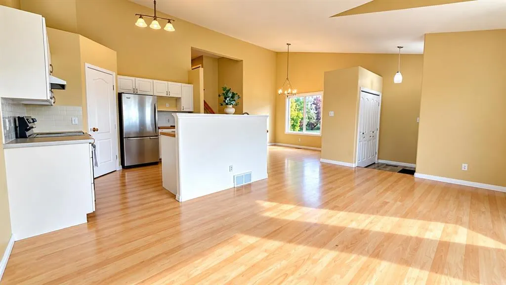 194 Peigan Court W