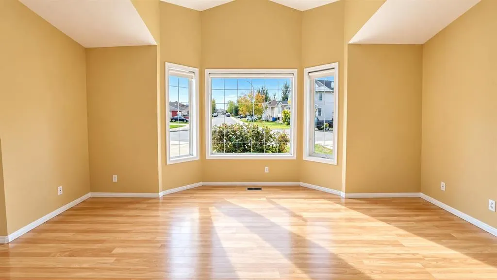 194 Peigan Court W