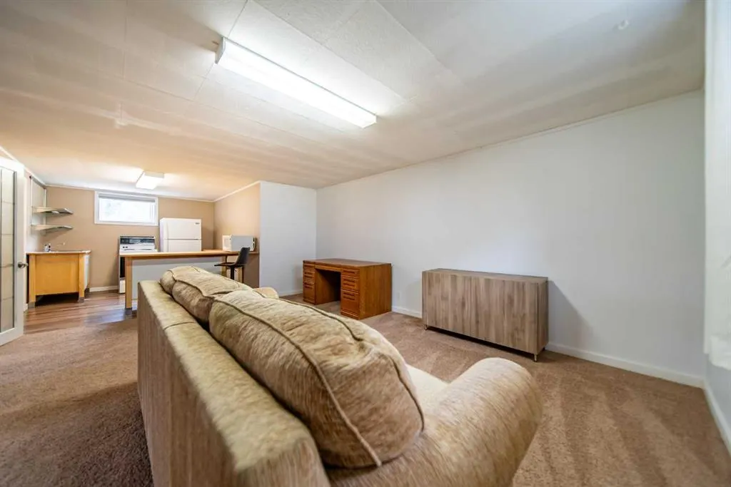 84 Waterloo Drive SW
