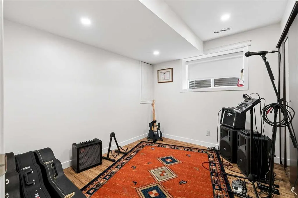 355 Woodbine Boulevard SW