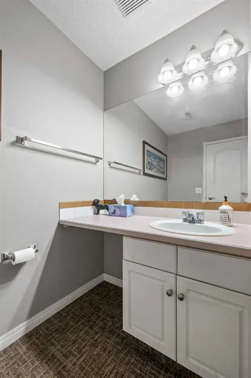 38 Richelieu Court SW
