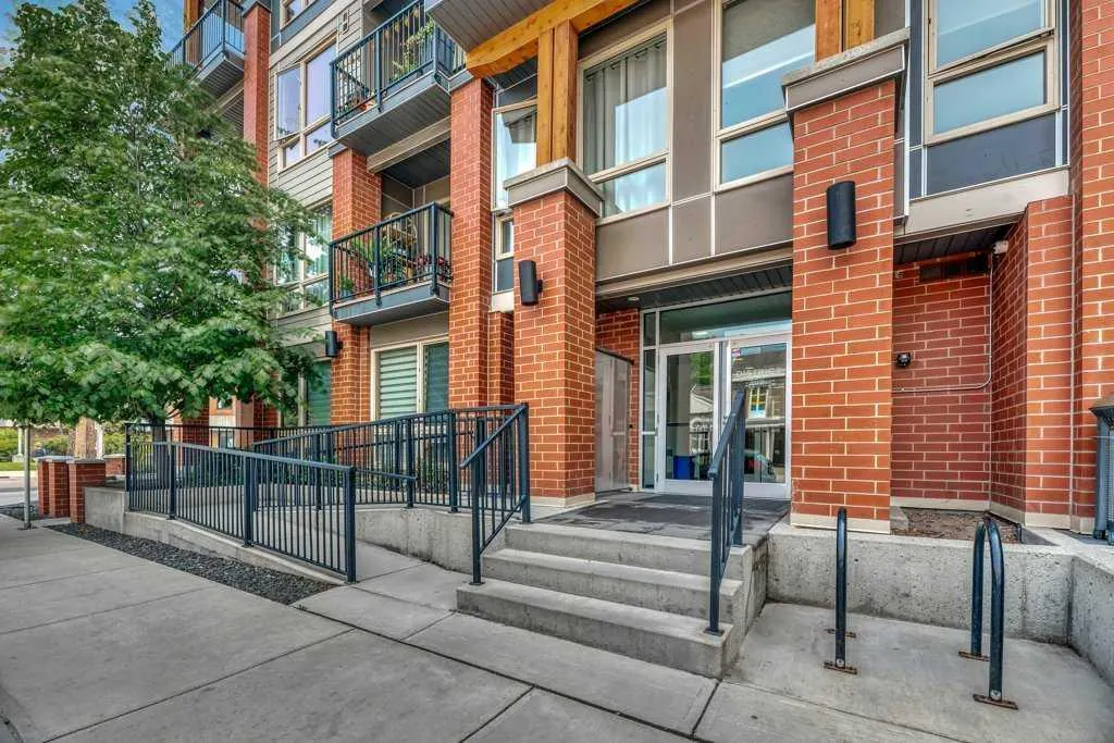 305 18 Avenue SW #328